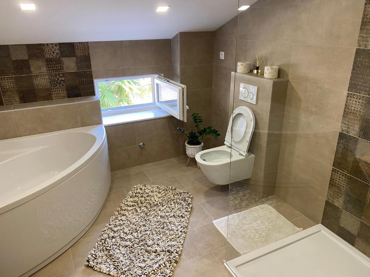 Andrea, Premium Three Bedroom Apartment, Entire Floor คาสตาฟ ภายนอก รูปภาพ