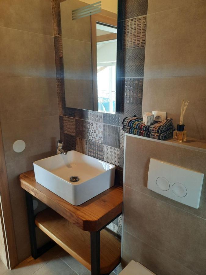 Andrea, Premium Three Bedroom Apartment, Entire Floor คาสตาฟ ภายนอก รูปภาพ